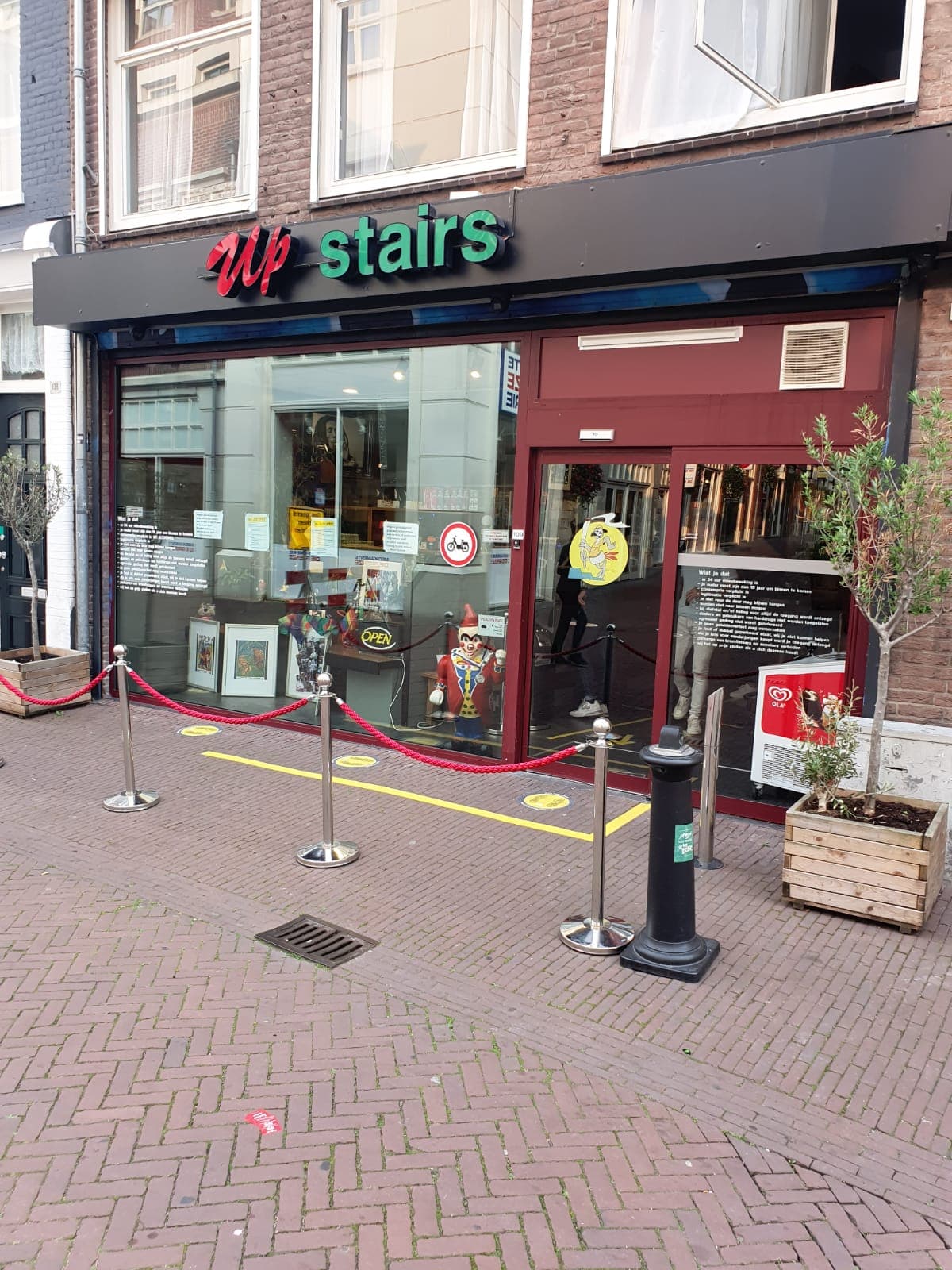 Upstairs - Hoofdfoto